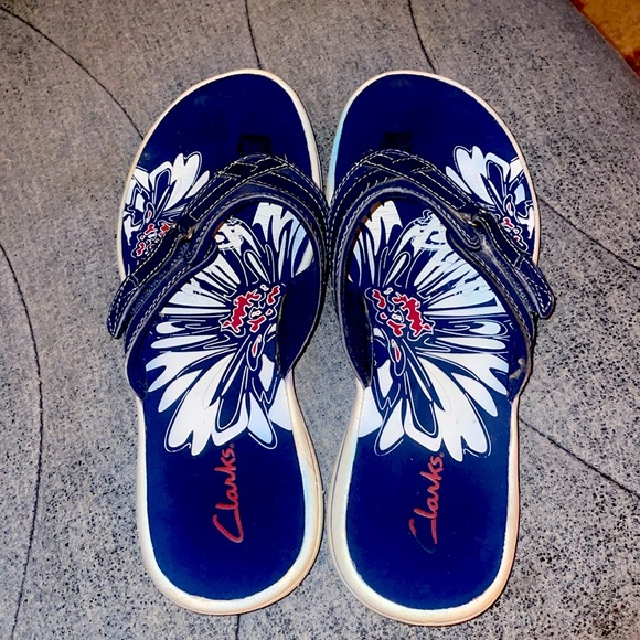 Clark’s sandals size 8M. Pretty good used condition. The bottoms look almost new - Picture 1 of 3